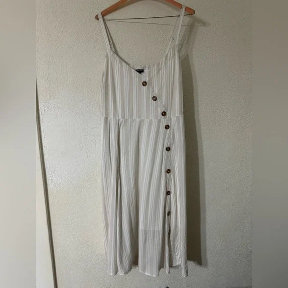 Torrid Dress Sleeveless Beige/White Challis Asymmetrical Button Front Size 2 - Picture 1 of 7